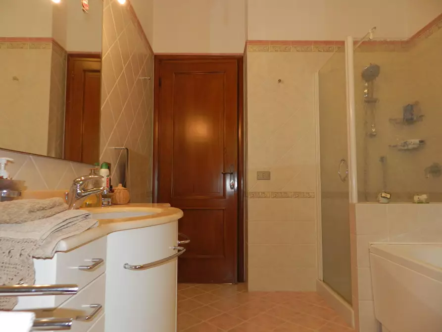 Immagine 47 di Villa in vendita  a Lucca