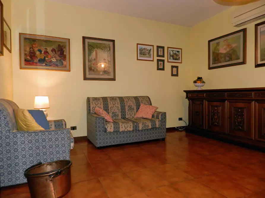 Immagine 11 di Appartamento in vendita  a Lucca