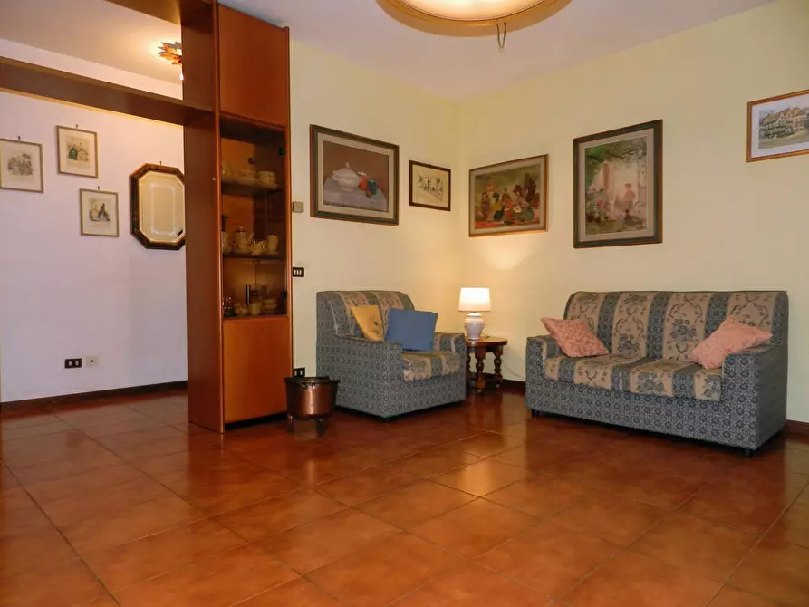 Immagine 12 di Appartamento in vendita  a Lucca