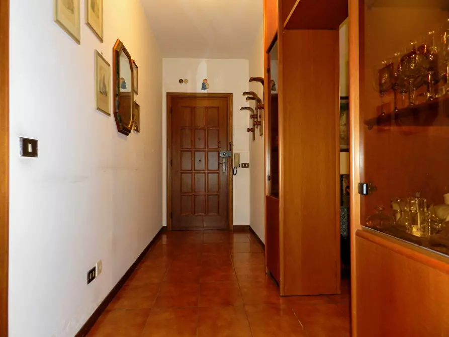 Immagine 15 di Appartamento in vendita  a Lucca