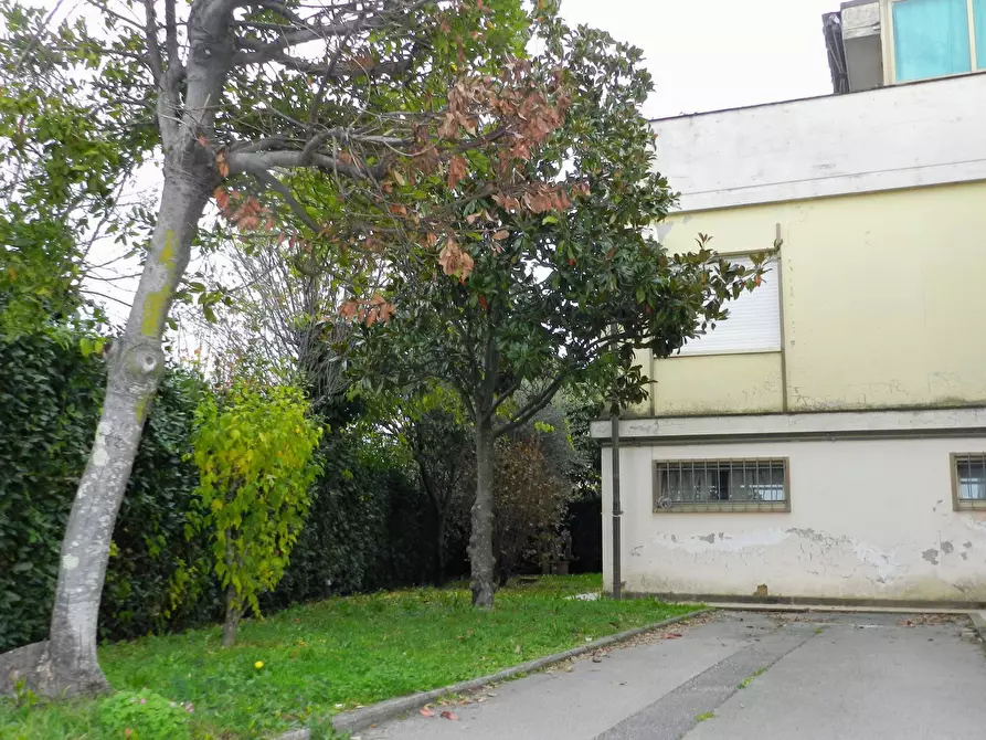 Immagine 47 di Appartamento in vendita  a Lucca