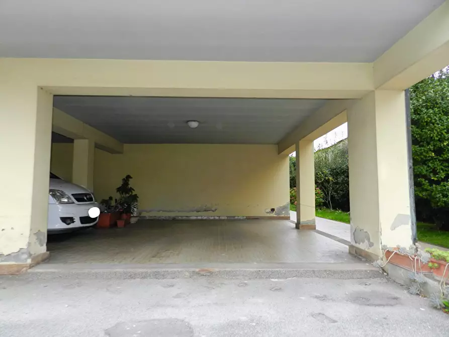 Immagine 49 di Appartamento in vendita  a Lucca