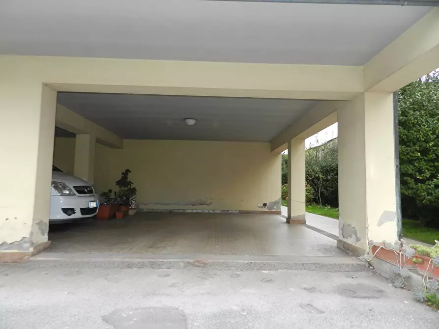 Immagine 50 di Appartamento in vendita  a Lucca