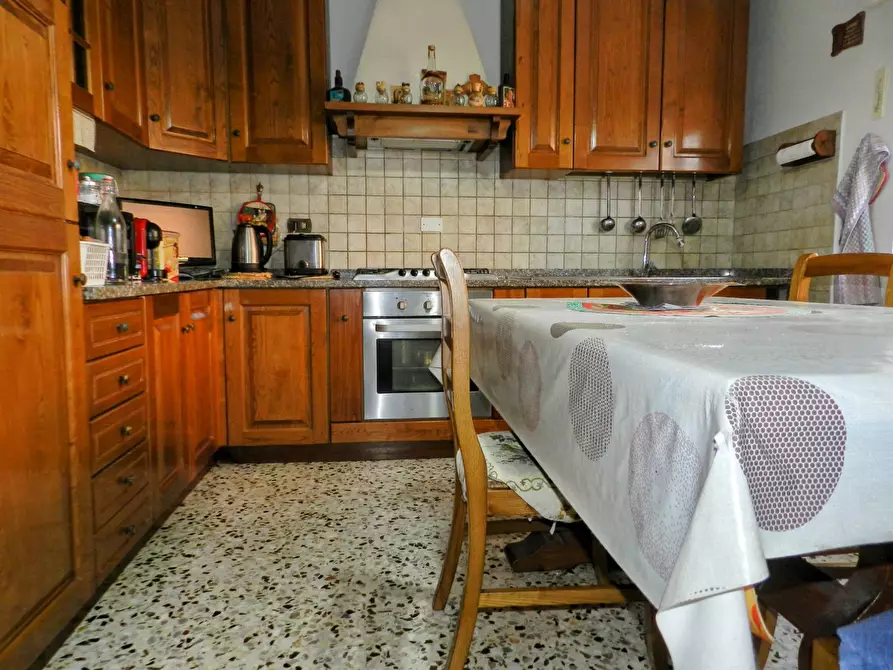 Immagine 10 di Villa in vendita  a Lucca