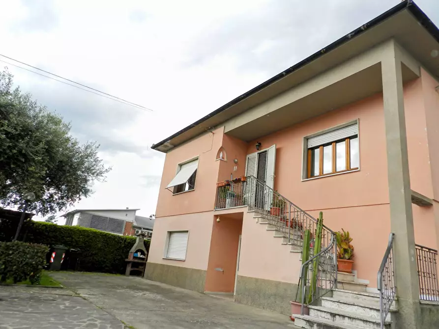 Immagine 38 di Villa in vendita  a Lucca