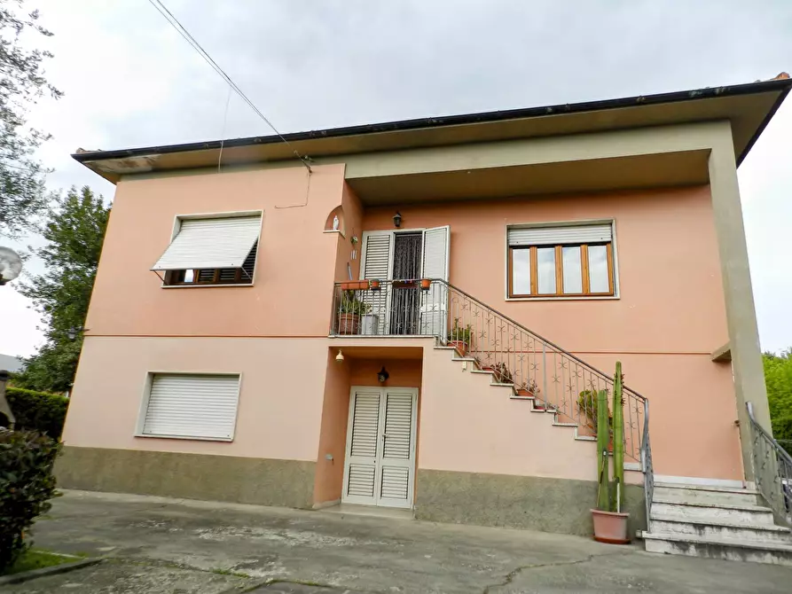 Immagine 39 di Villa in vendita  a Lucca