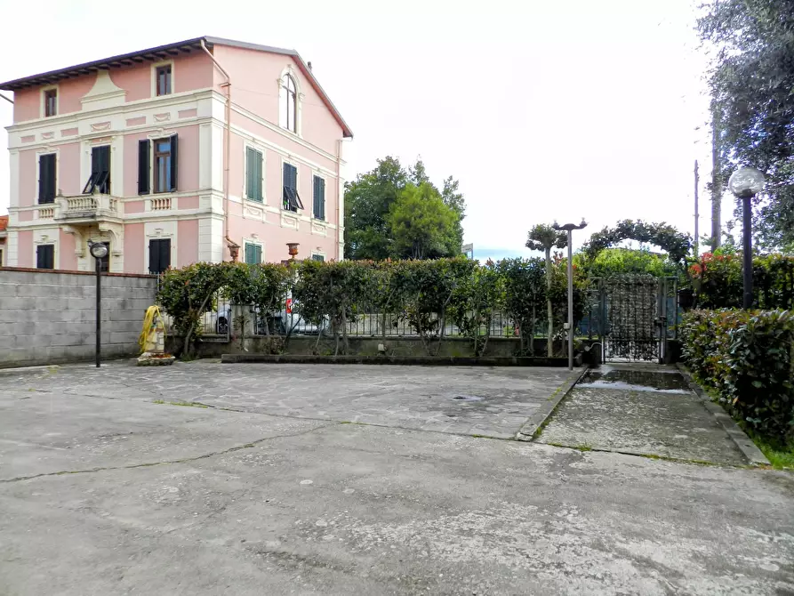 Immagine 41 di Villa in vendita  a Lucca