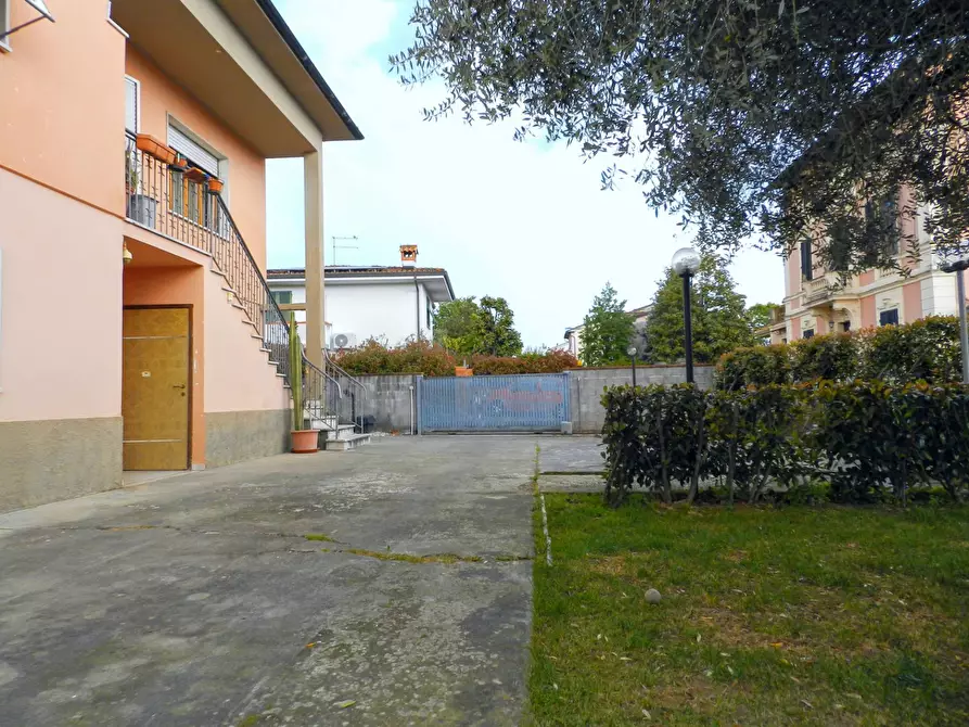 Immagine 42 di Villa in vendita  a Lucca
