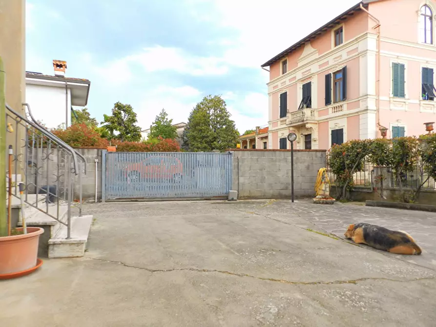 Immagine 50 di Villa in vendita  a Lucca