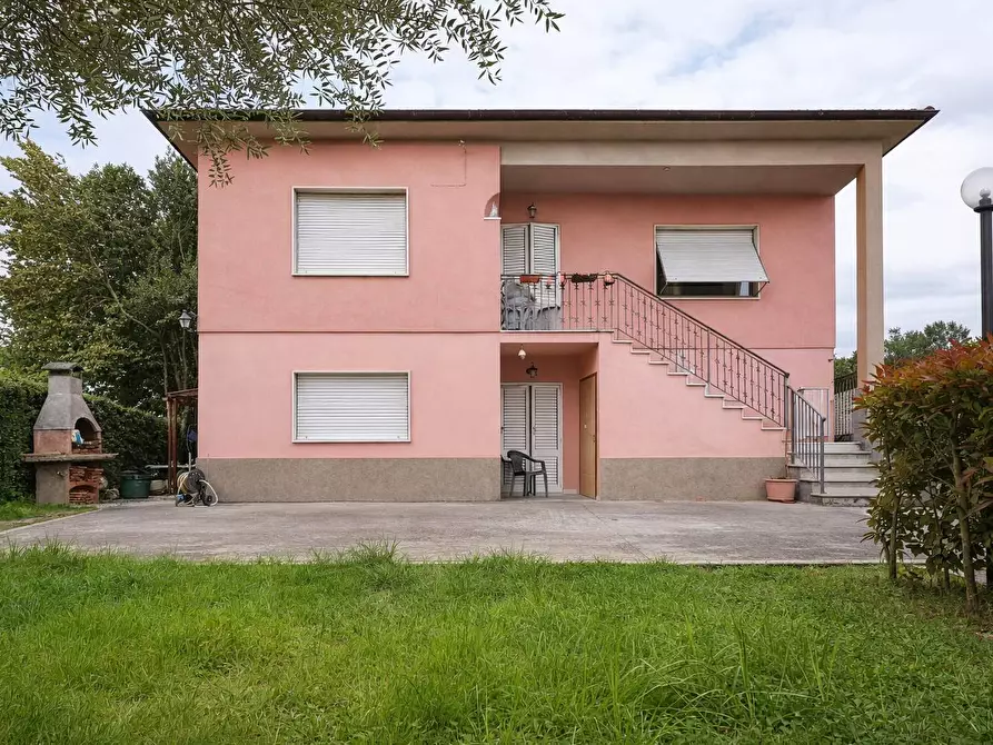Immagine 1 di Villa in vendita  a Lucca
