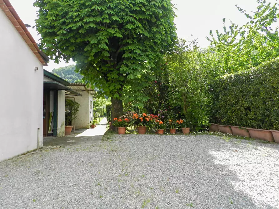 Immagine 49 di Casa semindipendente in vendita  a Lucca