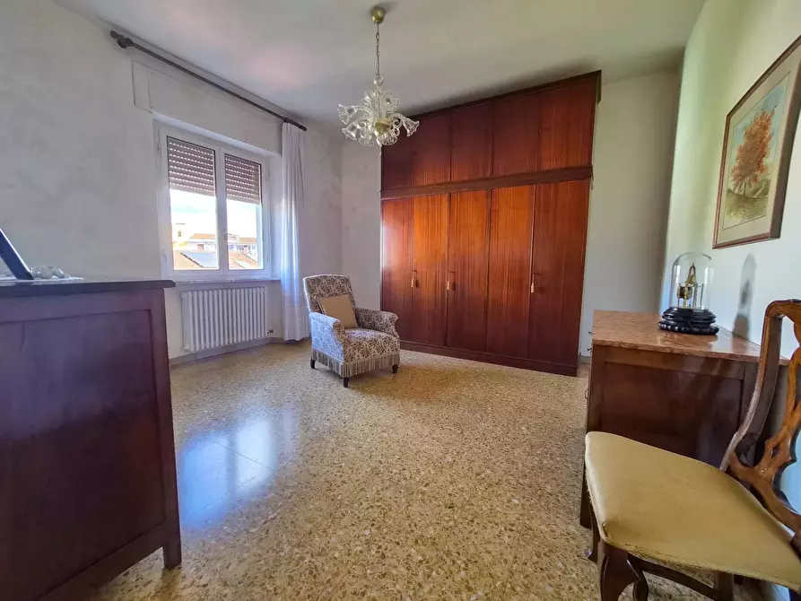 Immagine 13 di Appartamento in vendita  a Lucca