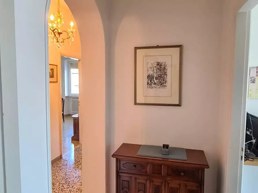 Immagine 12 di Appartamento in vendita  a Lucca