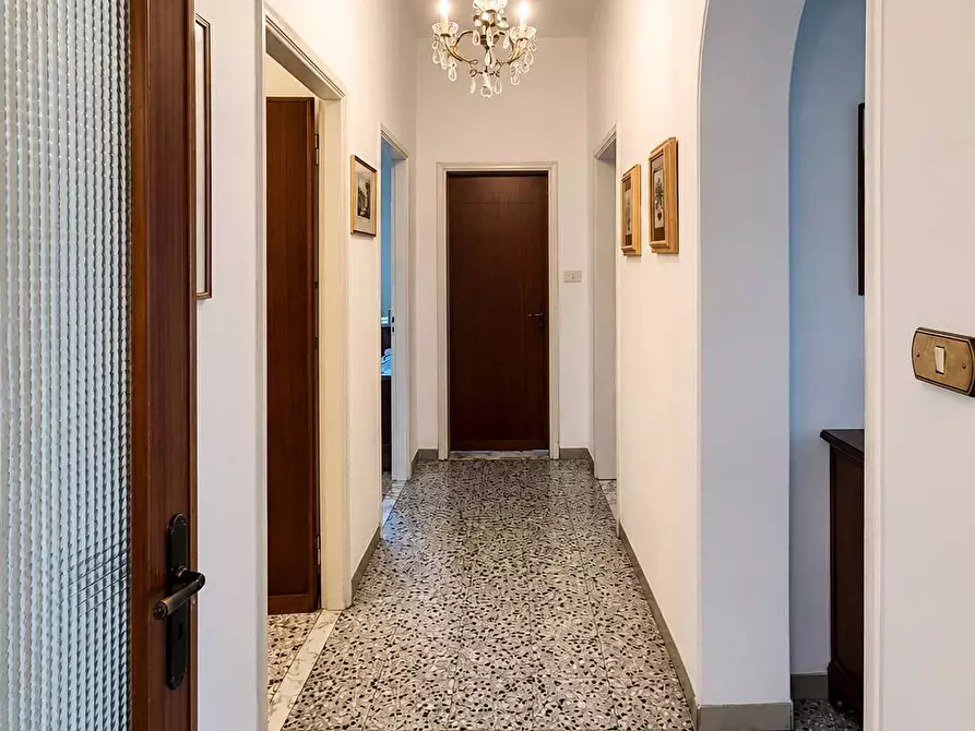 Immagine 11 di Appartamento in vendita  a Lucca