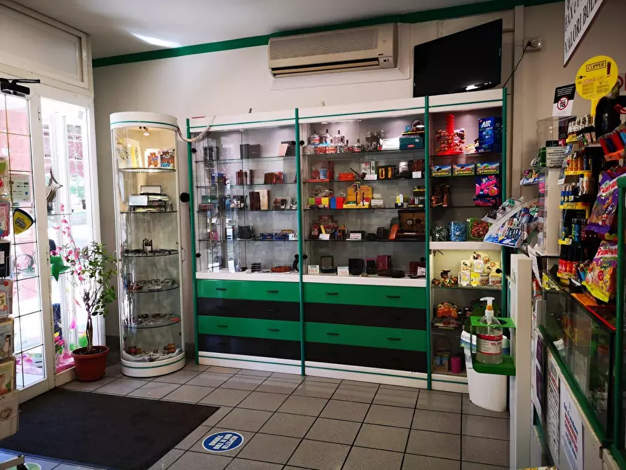 Immagine 3 di Locale commerciale in vendita  in Via del Mare 66 a Albano Laziale