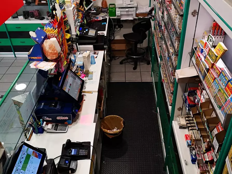 Immagine 7 di Locale commerciale in vendita  in Via del Mare 66 a Albano Laziale