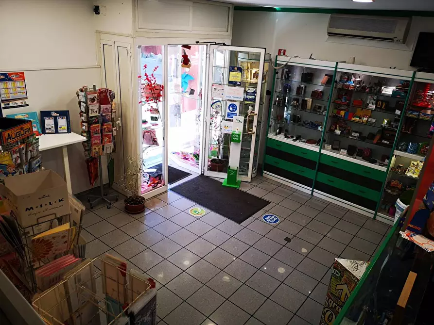 Immagine 8 di Locale commerciale in vendita  in Via del Mare 66 a Albano Laziale