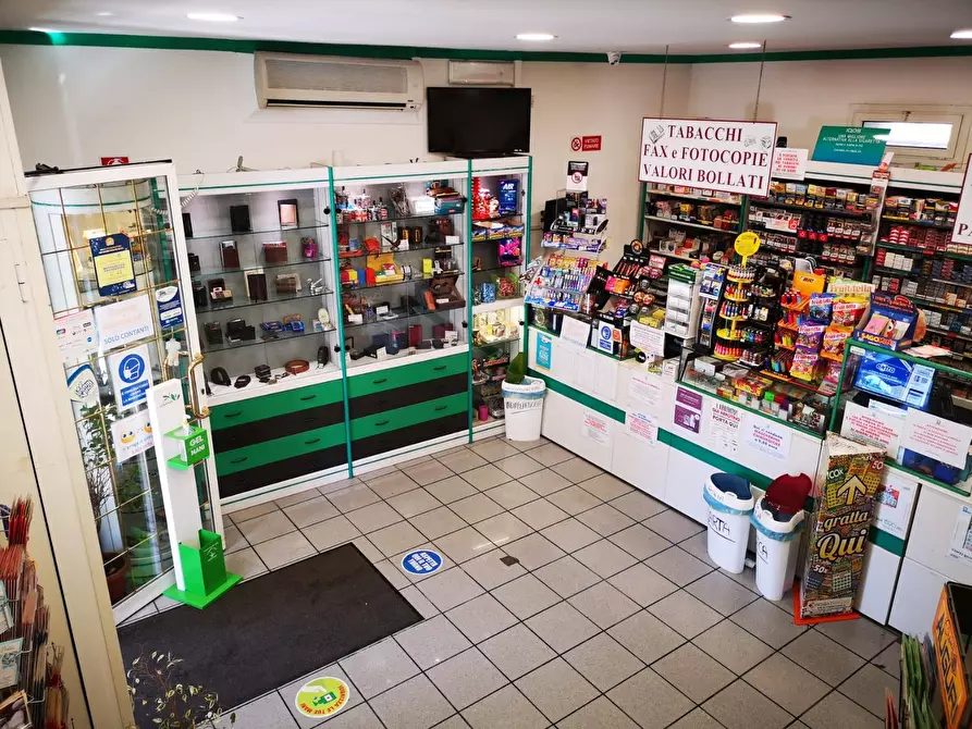 Immagine 11 di Locale commerciale in vendita  in Via del Mare 66 a Albano Laziale