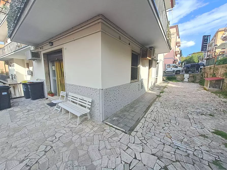 Immagine 5 di Locale commerciale in vendita  in VIRGILIO 16 a Albano Laziale