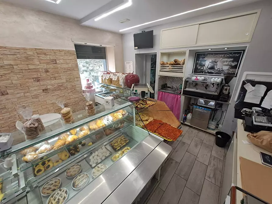 Immagine 6 di Locale commerciale in vendita  in VIRGILIO 16 a Albano Laziale