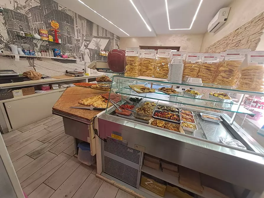 Immagine 2 di Locale commerciale in vendita  in VIRGILIO 16 a Albano Laziale