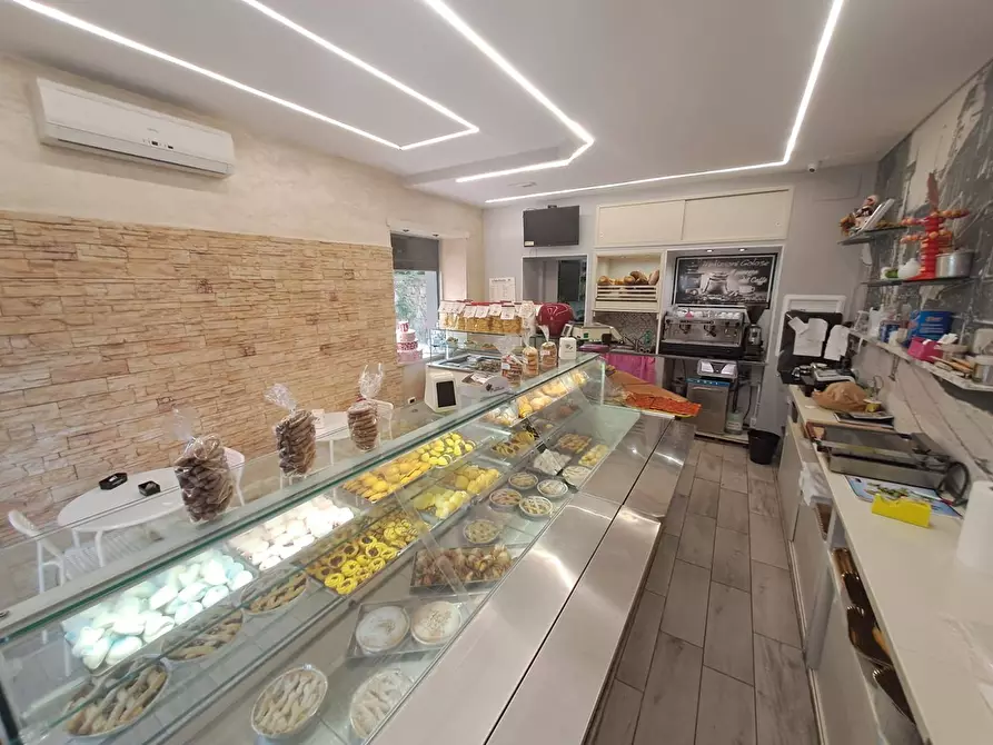 Immagine 8 di Locale commerciale in vendita  in VIRGILIO 16 a Albano Laziale