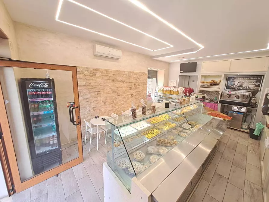 Immagine 10 di Locale commerciale in vendita  in VIRGILIO 16 a Albano Laziale