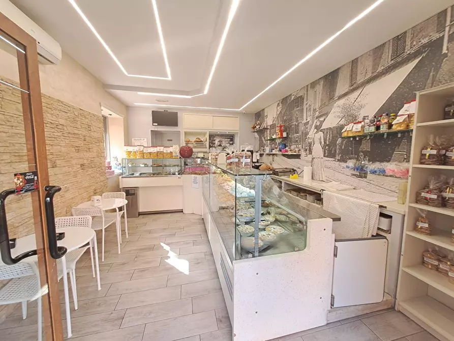 Immagine 11 di Locale commerciale in vendita  in VIRGILIO 16 a Albano Laziale