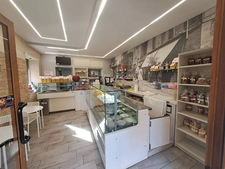 Immagine 15 di Locale commerciale in vendita  in VIRGILIO 16 a Albano Laziale