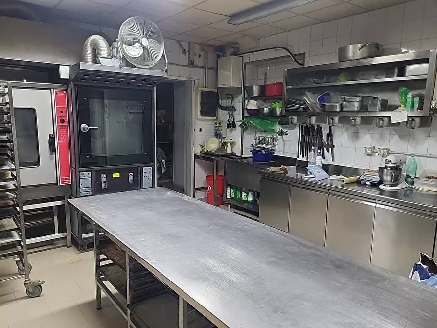 Immagine 21 di Locale commerciale in vendita  in VIRGILIO 16 a Albano Laziale