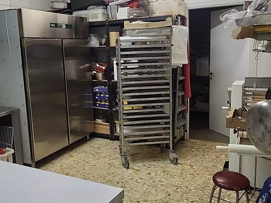 Immagine 22 di Locale commerciale in vendita  in VIRGILIO 16 a Albano Laziale