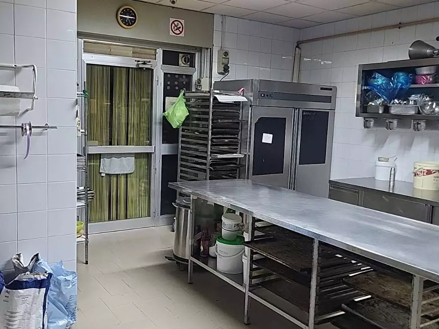 Immagine 25 di Locale commerciale in vendita  in VIRGILIO 16 a Albano Laziale