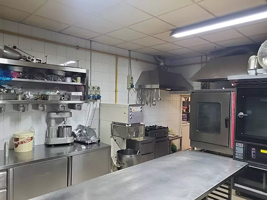 Immagine 26 di Locale commerciale in vendita  in VIRGILIO 16 a Albano Laziale