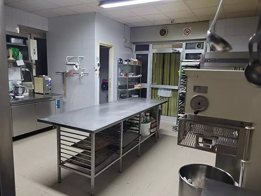 Immagine 27 di Locale commerciale in vendita  in VIRGILIO 16 a Albano Laziale