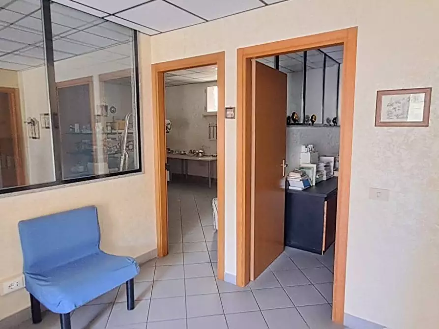 Immagine 15 di Locale commerciale in vendita  in via messina a Albano Laziale