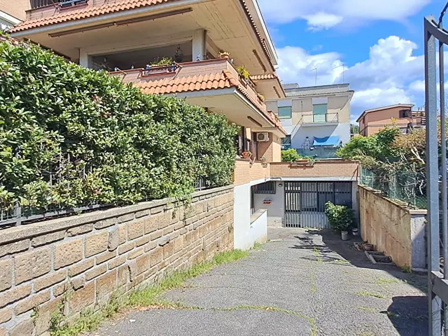 Immagine 3 di Locale commerciale in vendita  in via messina a Albano Laziale