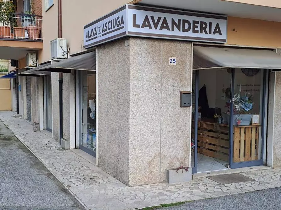 Immagine 1 di Locale commerciale in vendita  in via pratolungo 25 a Ariccia