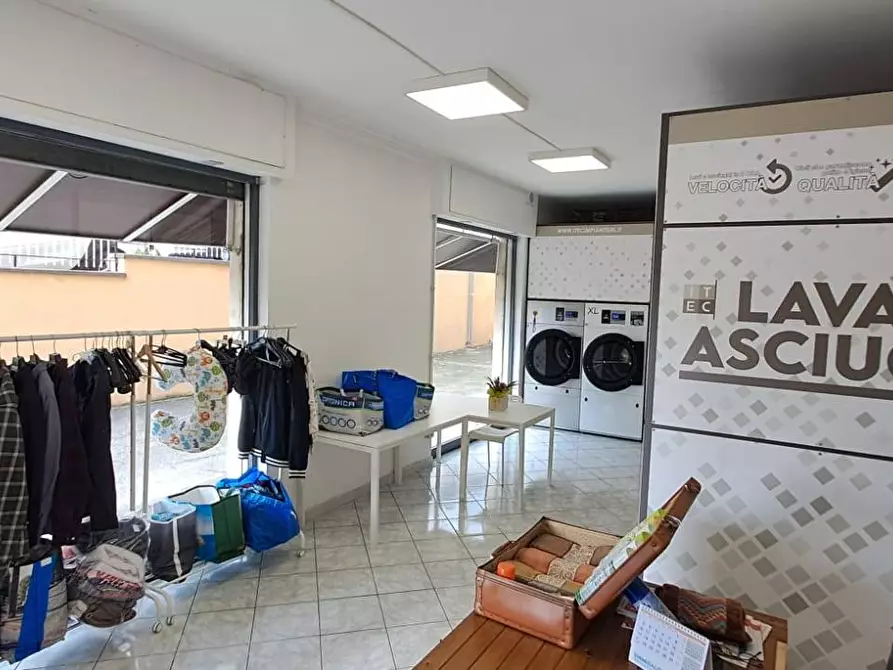 Immagine 9 di Locale commerciale in vendita  in via pratolungo 25 a Ariccia