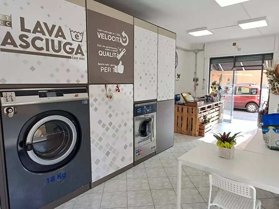 Immagine 10 di Locale commerciale in vendita  in via pratolungo 25 a Ariccia