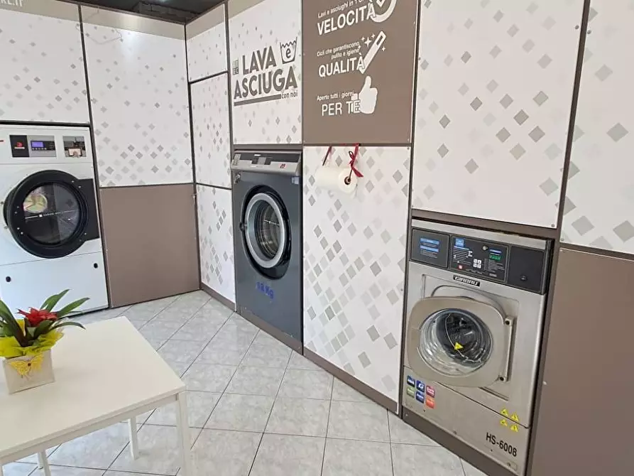 Immagine 12 di Locale commerciale in vendita  in via pratolungo 25 a Ariccia