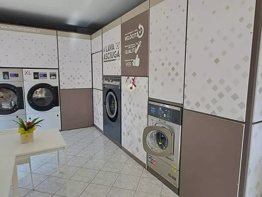 Immagine 17 di Locale commerciale in vendita  in via pratolungo 25 a Ariccia