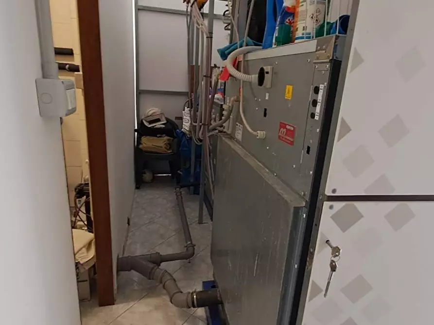 Immagine 20 di Locale commerciale in vendita  in via pratolungo 25 a Ariccia