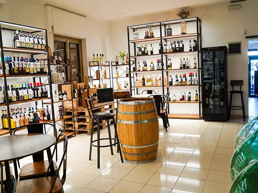 Immagine 4 di Locale commerciale in vendita  in via DEL MARE 213/215 a Albano Laziale