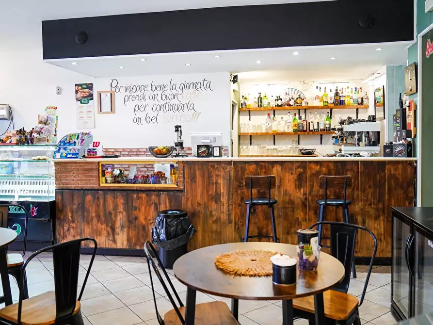 Immagine 5 di Locale commerciale in vendita  in via DEL MARE 213/215 a Albano Laziale