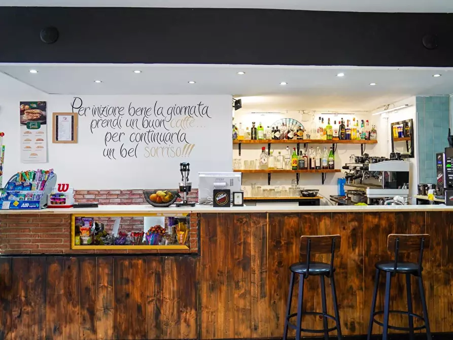 Immagine 6 di Locale commerciale in vendita  in via DEL MARE 213/215 a Albano Laziale