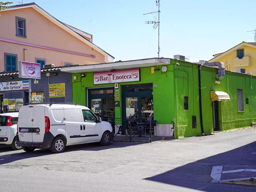 Immagine 8 di Locale commerciale in vendita  in via DEL MARE 213/215 a Albano Laziale