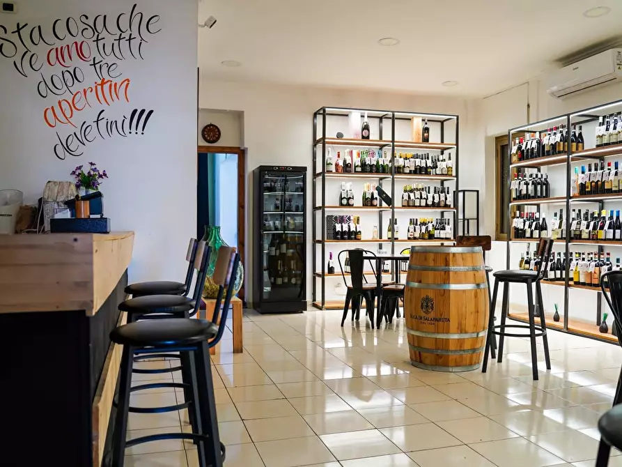 Immagine 10 di Locale commerciale in vendita  in via DEL MARE 213/215 a Albano Laziale