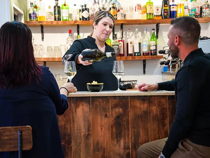 Immagine 11 di Locale commerciale in vendita  in via DEL MARE 213/215 a Albano Laziale