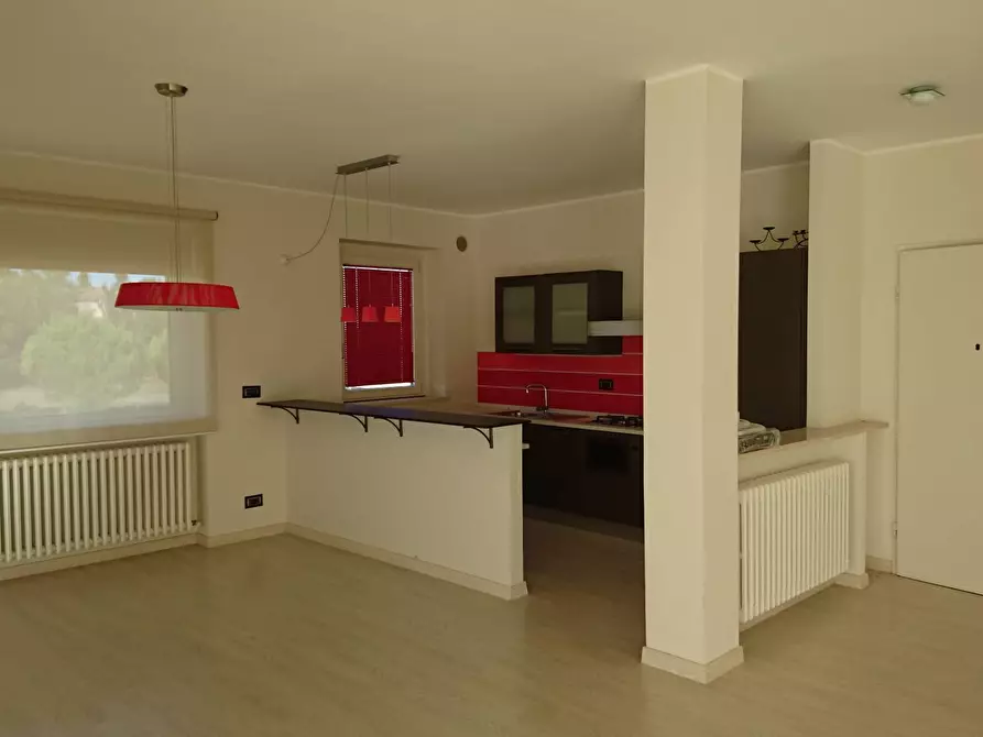 Immagine 4 di Locale commerciale in vendita  a Lapedona