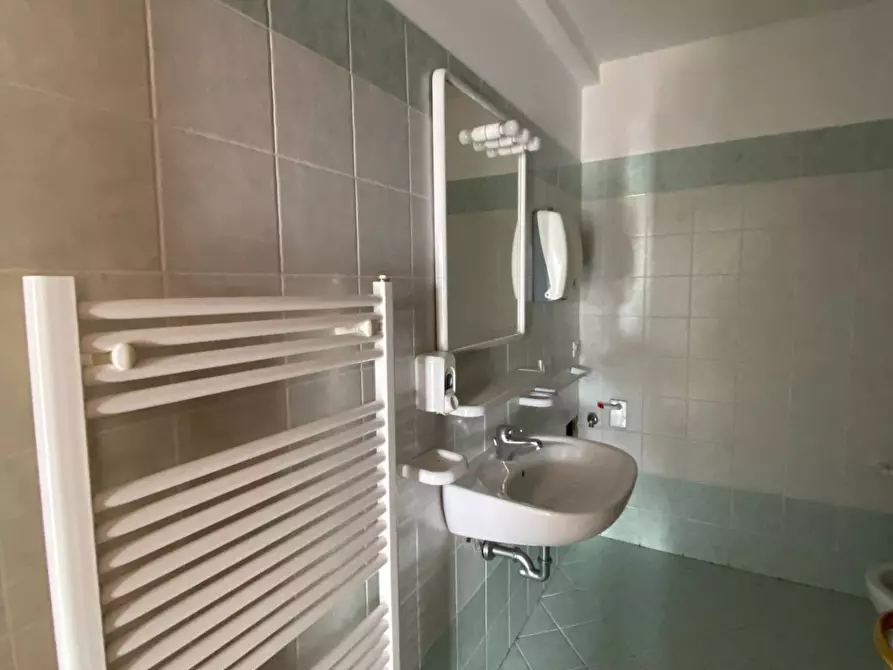 Immagine 7 di Locale commerciale in vendita  a Porto San Giorgio